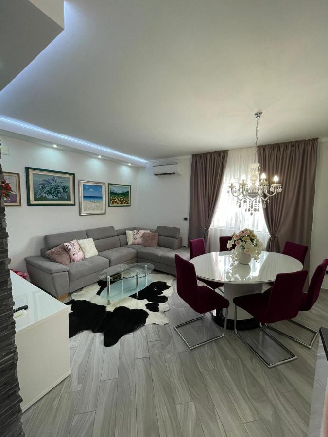 Villa J&J Apartments Residence With Swimming Pool Podstrana Exterior photo